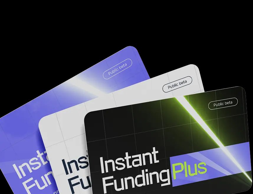Tres tarjetas superpuestas con gradientes azul, blanco y verde oscuro, texto 'Instant Funding Plus' visible
