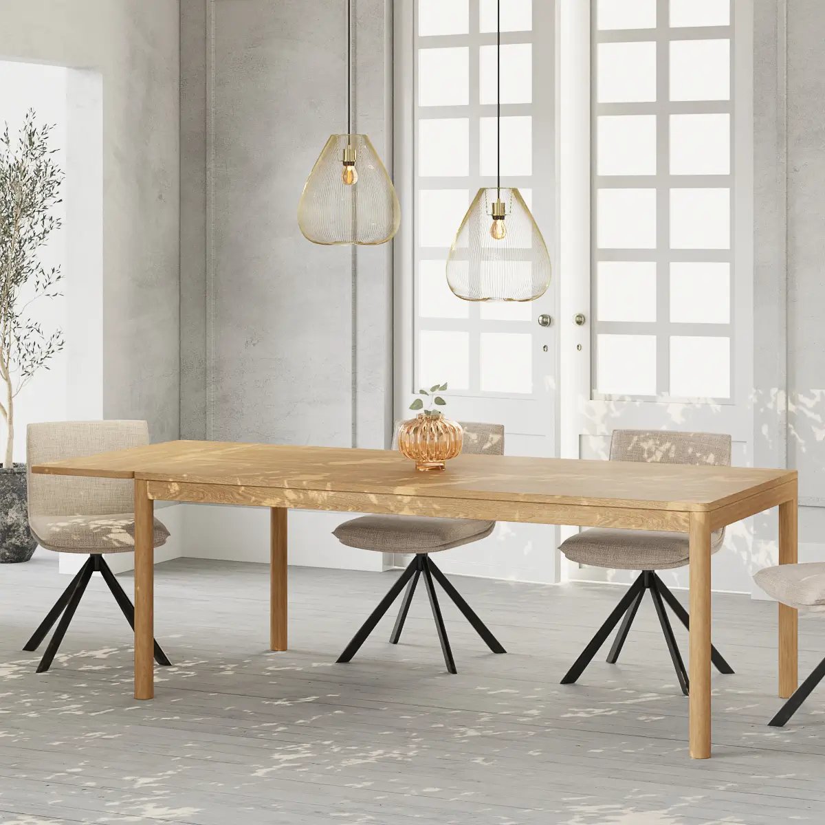 Helles Esszimmer mit Holztisch, Stühlen mit schwarzen Beinen und zwei gläsernen Pendelleuchten über dem Tisch