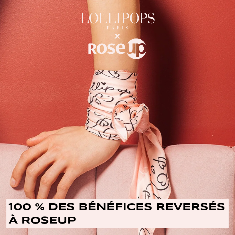 Bras portant un foulard rose avec logos Lollipops et Rose Up sur fond rouge