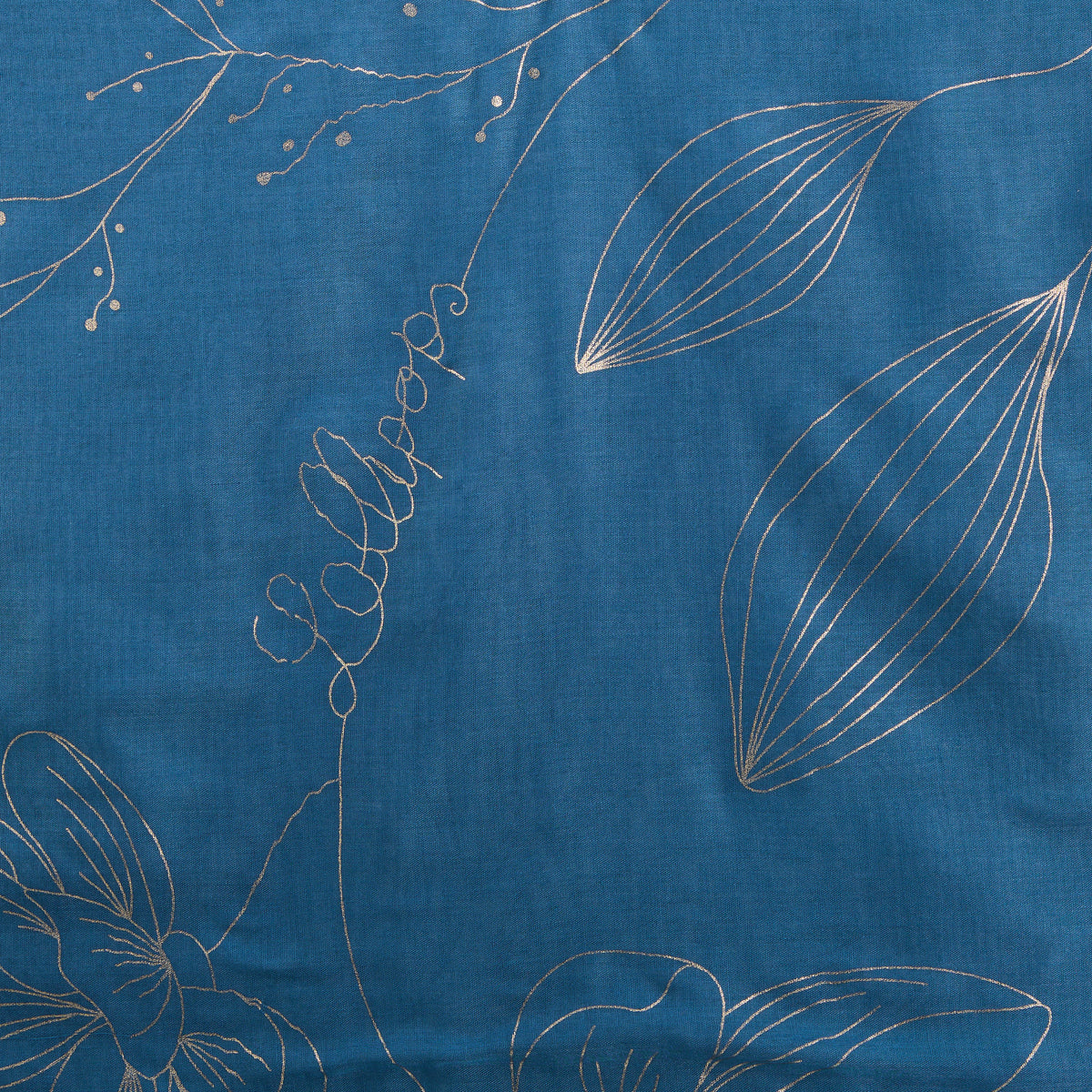 Tissu bleu avec motifs floraux dorés en lignes fines