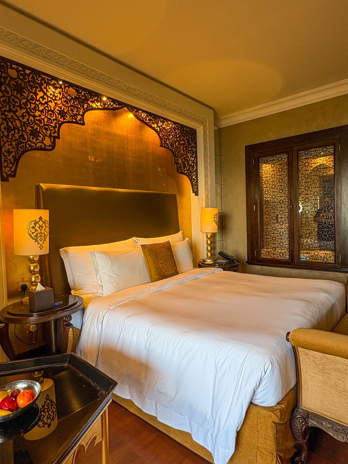 Habitación de hotel de lujo reservada con criptomonedas